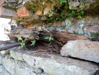 Close-up of slot in New Pit heapstead wall